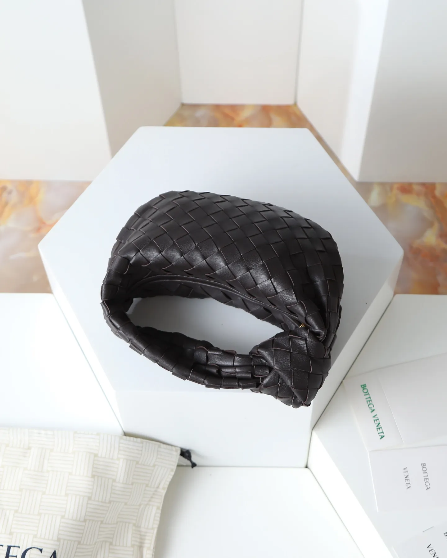 800. Bottega veneta͙.——-The latest braided and knotted hobo🔥 The top-grade lambskin leather is very soft, the bag shape is unique, practical and durable. It retains the traditional weaving elements while being a bit more flamboyant ~ Made of hand-woven sheepskin, zipper opening and closing, curved seamless structure, effortless to match. Highly recommended⚠️⚠️⚠️ The most high-end in the market🌈Welcome to compare [Factory complete package] size: 23x15x5cm.   Model: 651876